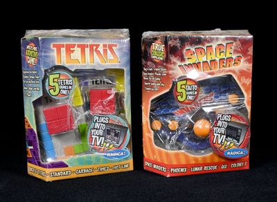 deux boîtes de jouets posées sur une surface noire