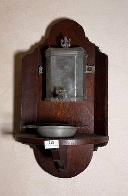 une étagère en bois sur laquelle sont posés un miroir et un bol