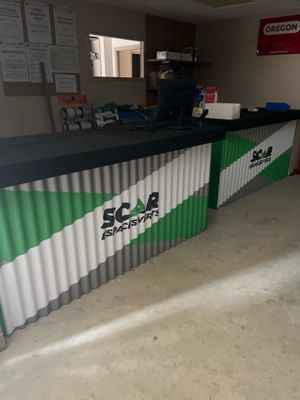 une photo d'un comptoir dans un garage, orné d'une bande verte et blanche