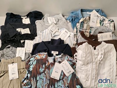 un tas de vêtements posés sur une table