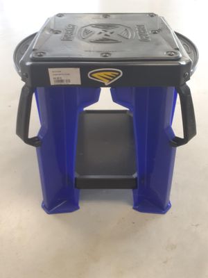 une poubelle bleue posée par terre