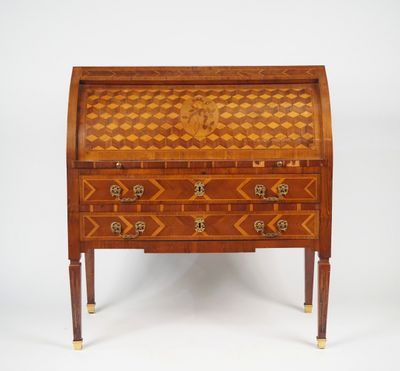 un bureau ancien orné d'un motif géométrique sur le plateau