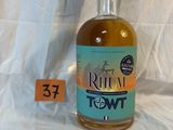une bouteille de rhum posée sur une table
