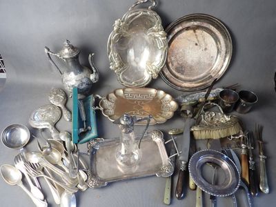 Lot de métal argenté comprenant : 1 verseuse, coupes, ramasse-miettes, - Photo 1