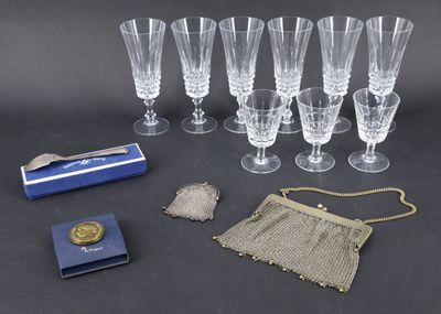 six verres à vin et un sac à main sur la table