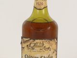 une bouteille de Château-Chalon posée sur une table