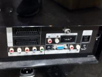 Une télévision de marque SAMSUNG avec sa telecomande. (photo 6)