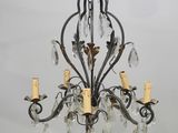 un lustre en fer forgé et en verre à cinq branches
