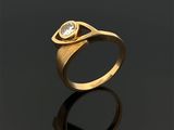 une image d'une bague en or avec un diamant au centre