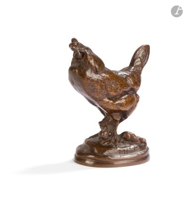 statue d'un poulet sur un socle, sur fond blanc