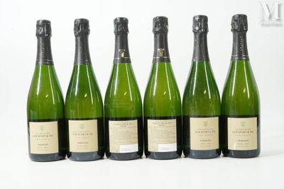 six bouteilles de champagne sont alignées