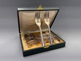deux fourchettes dans une boîte contenant des couverts