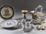 de nombreuses pièces de porcelaine très variées exposées sur la table