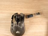 une souris d'ordinateur posée sur une table en bois