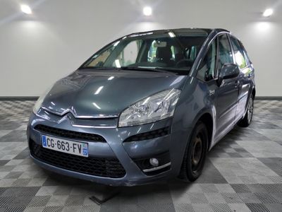 La Citroën grise est garée sur un sol à damier dans un garage