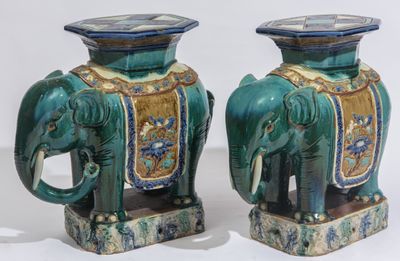 deux éléphants verts qui se tiennent l'un à côté de l'autre