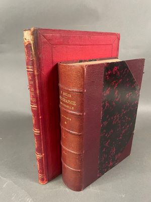 un vieux livre à la couverture rouge posé à côté d'un livre rouge