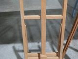 un chevalet en bois posé par terre