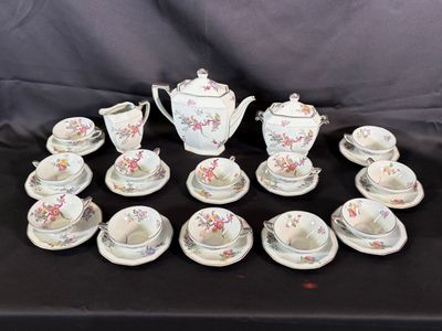 many cups and saucers that are arranged in a circle