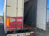 un camion garé sur le côté de la route