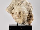 une image représentant une sculpture représentant une tête de femme posée sur un bloc de marbre