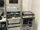 une photo montrant un ordinateur et d'autres appareils électroniques dans une pièce