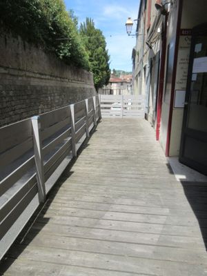 un banc posé au bord de la rue
