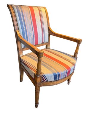 fauteuil rembourré à rayures, avec structure et pieds en bois