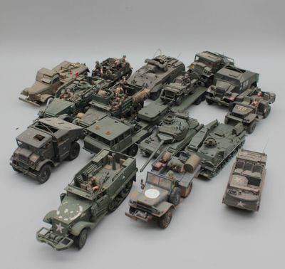 de nombreux véhicules militaires alignés les uns à côté des autres sur une table