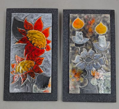 Deux tableaux accrochés au mur d'une pièce : l'un représente un vase et l'autre des fleurs.
