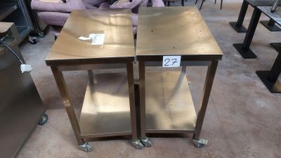 deux tables montées sur roulettes dans une pièce
