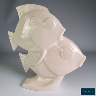 un poisson en céramique blanche posé sur une table