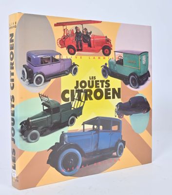 un livre sur lequel figurent des photos de différentes voitures