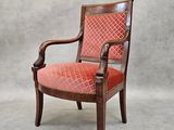 une image représentant une chaise dont l'assise est recouverte d'un tissu rouge