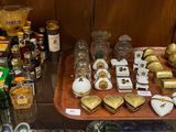 de nombreux types de verrerie exposés dans une vitrine