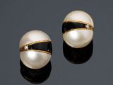 une paire de boucles d'oreilles en perles de culture et diamants
