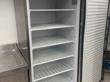 un réfrigérateur vide au milieu d'une cuisine
