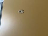une porte sur laquelle est inscrit un numéro, dans une pièce