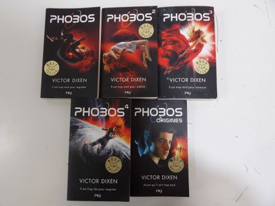 cinq livres posés sur une table blanche, sur fond blanc
