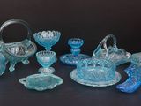 beaucoup d'objets en verre bleu sur la table