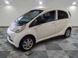 la photo d'une petite voiture blanche garée dans un garage
