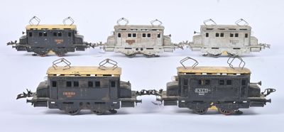 six petits trains posés sur une surface blanche