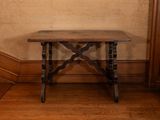 une petite table avec un plateau en bois, dans un coin de la pièce