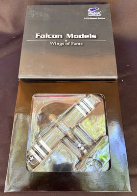 une image représentant une boîte de maquettes de faucons « Wings of Fame »