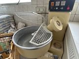 une machine qui se trouve dans une pièce où il y a beaucoup de cartons