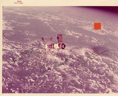 une vieille photo d'une station spatiale dans le ciel au-dessus de la Terre