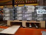une grande pile de boîtes sur une palette dans un entrepôt