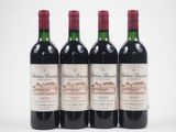 trois bouteilles de vin rouge sont alignées sur une surface blanche