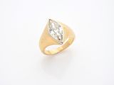 une bague en or jaune 18 carats sertie d'un diamant en forme de poire