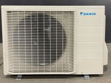 Le climatiseur est propre et prêt à fonctionner.